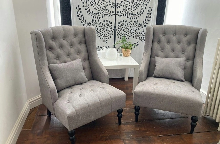 Therapy room chairs arrangement